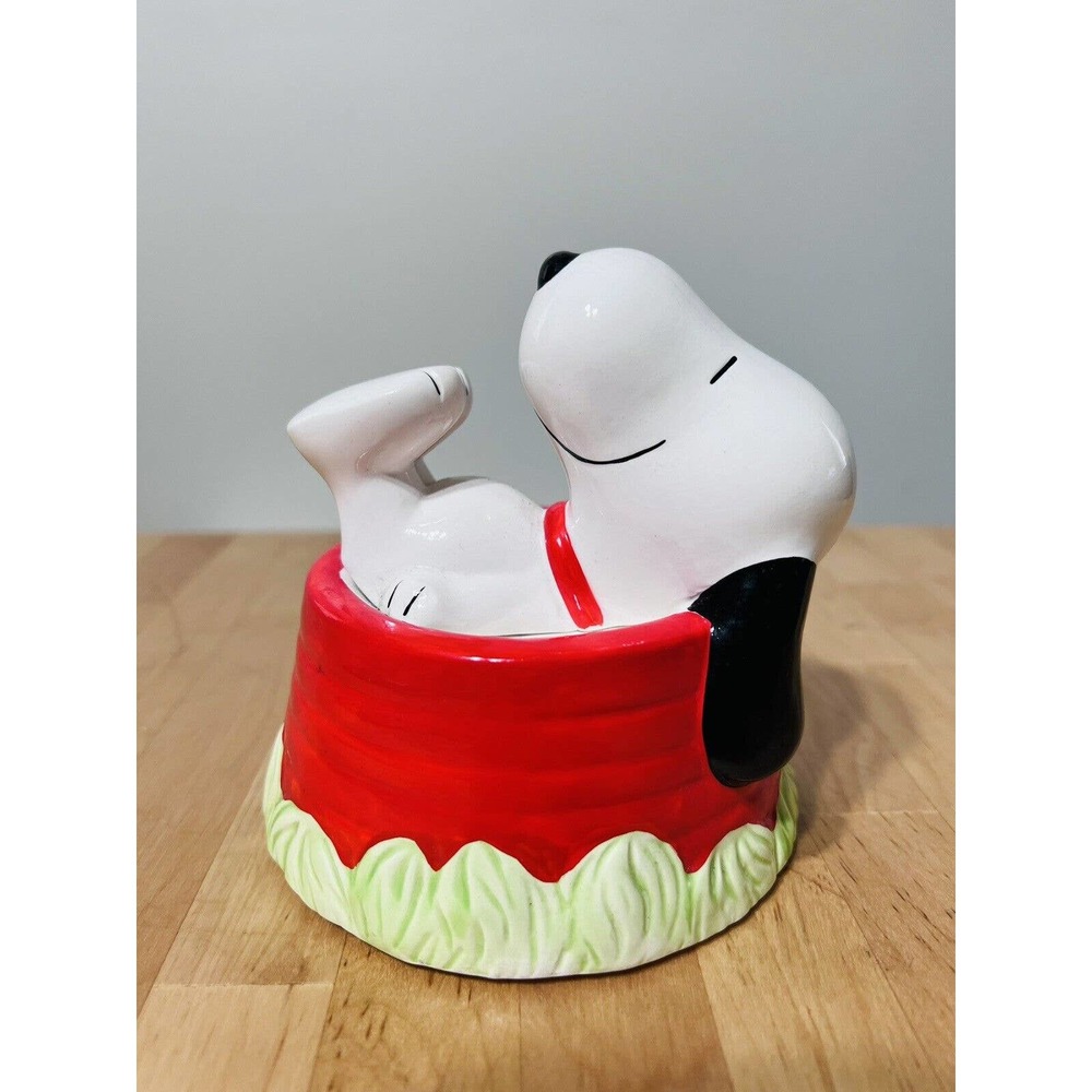 Vintage Snoopy Sitting in Dog Bowl Willitts Music Box No. 9305 Peanuts EUC